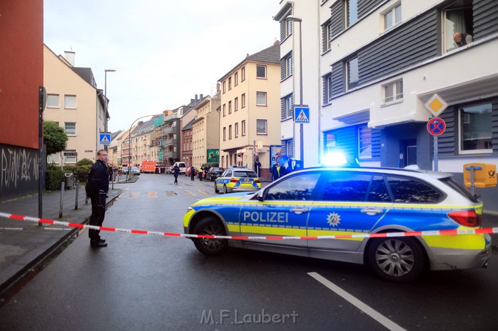 Einsatz BF Pol SEK Bedrohungslage Koeln Buchheim Herlerstr P04.jpg